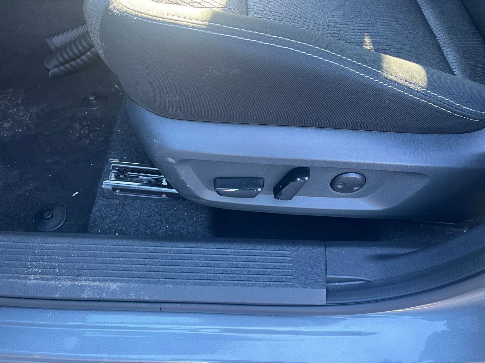 Used 2025 Nissan Rogue SV image 23