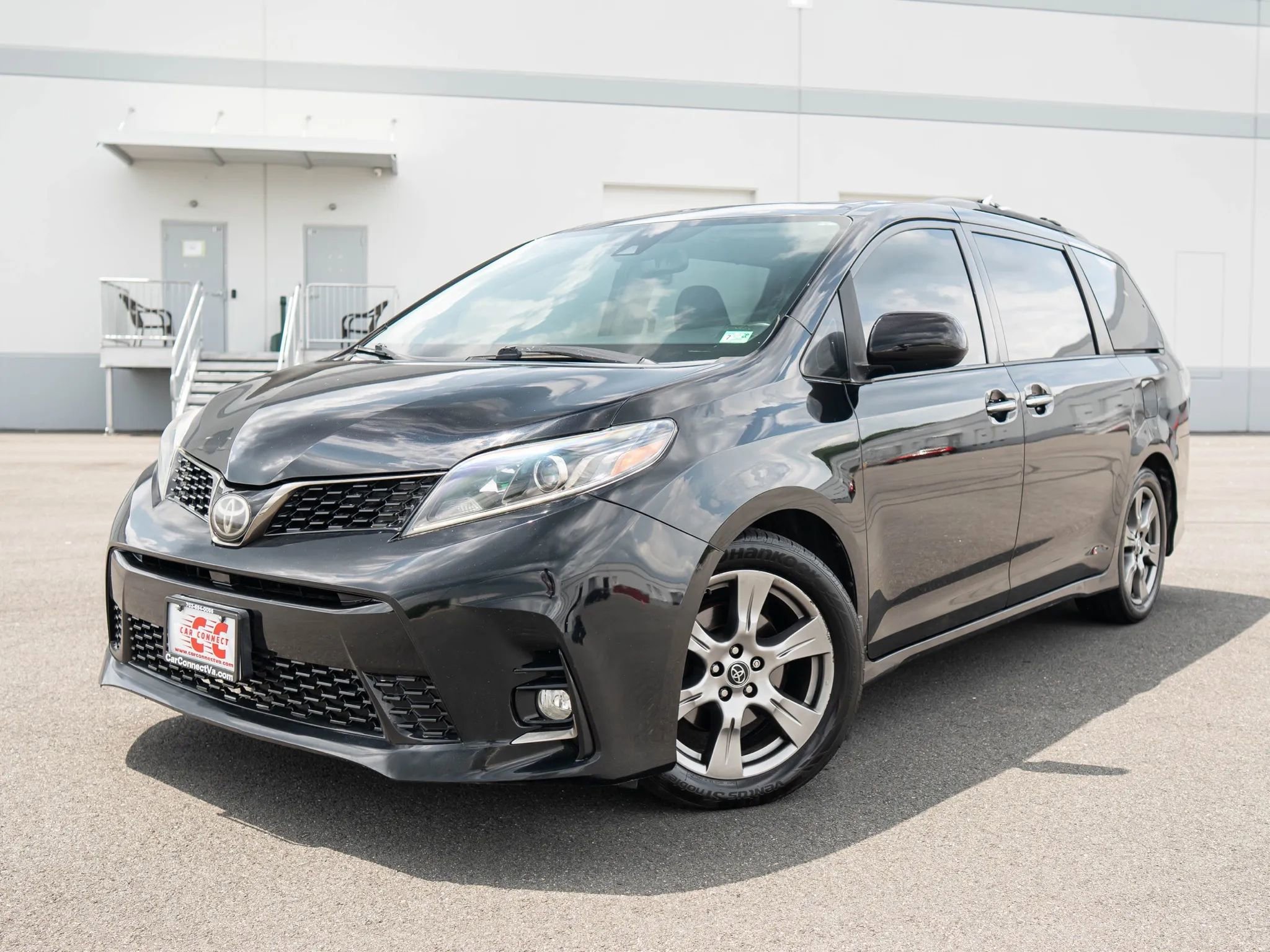 Used 2018 Toyota Sienna SE image 1
