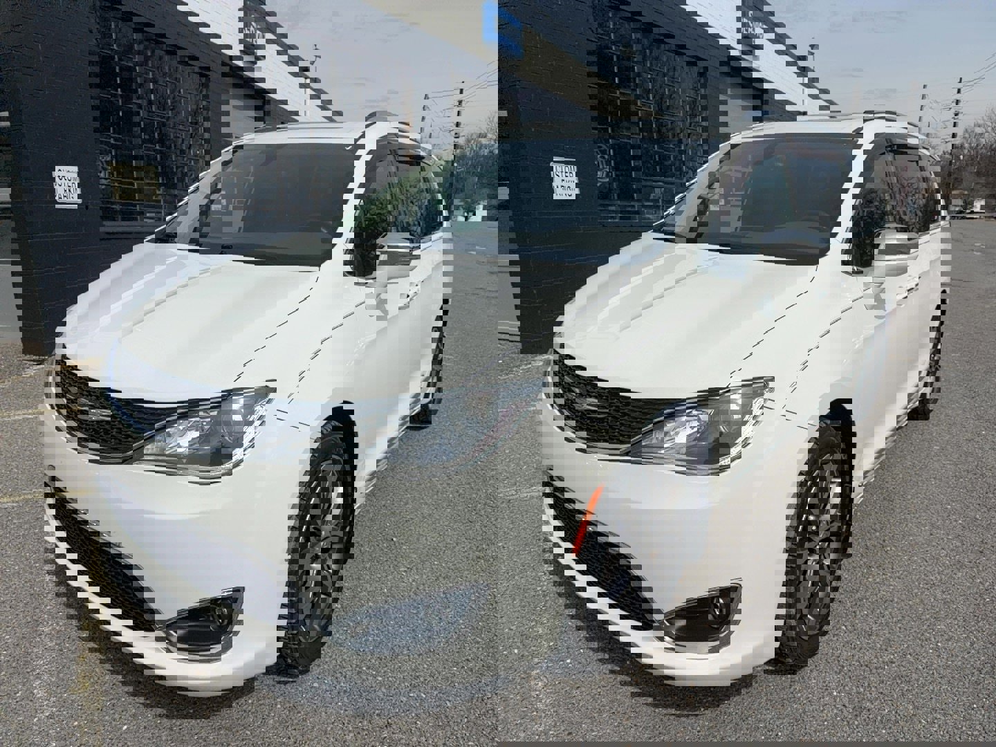 Used 2017 Chrysler Pacifica Limited w/ Tire & Wheel Group image 1