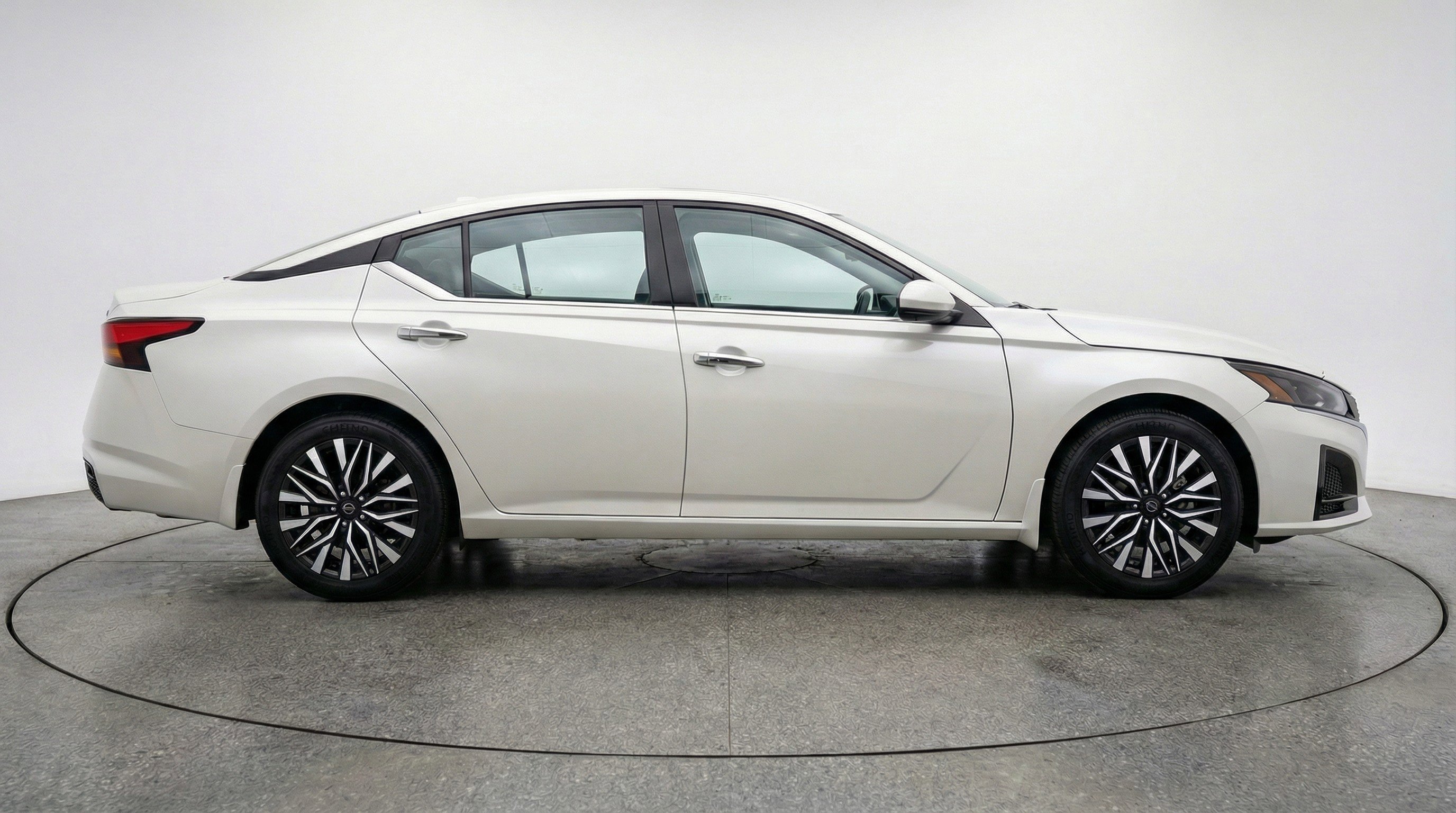 Used 2025 Nissan Altima 2.5 SV FWD image 11