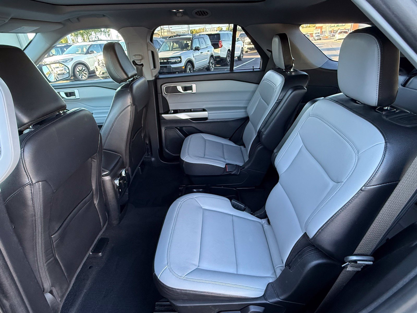 Used 2021 Ford Explorer XLT w/ Equipment Group 202A AWD/4WD image 14