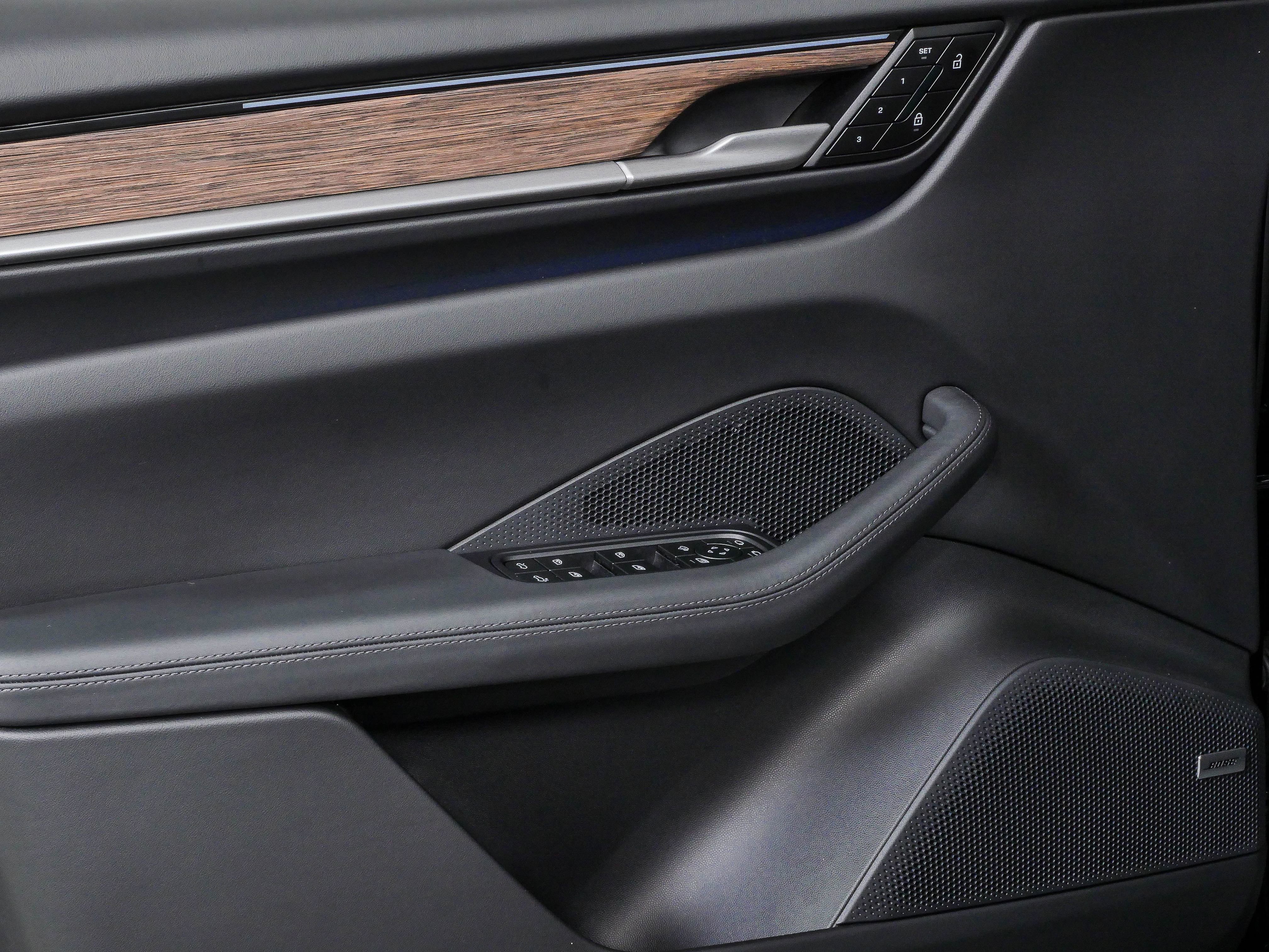 Used 2025 Porsche Macan Electric RWD image 6