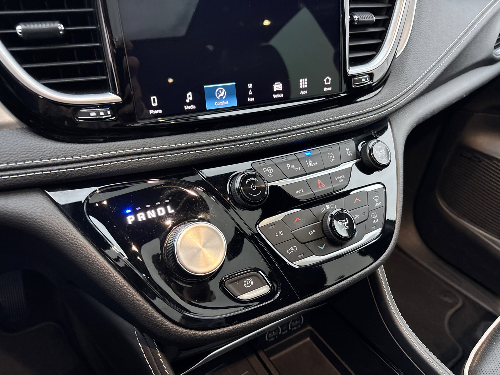 Used 2023 Chrysler Pacifica Limited w/ Uconnect Theater Family Group image 22