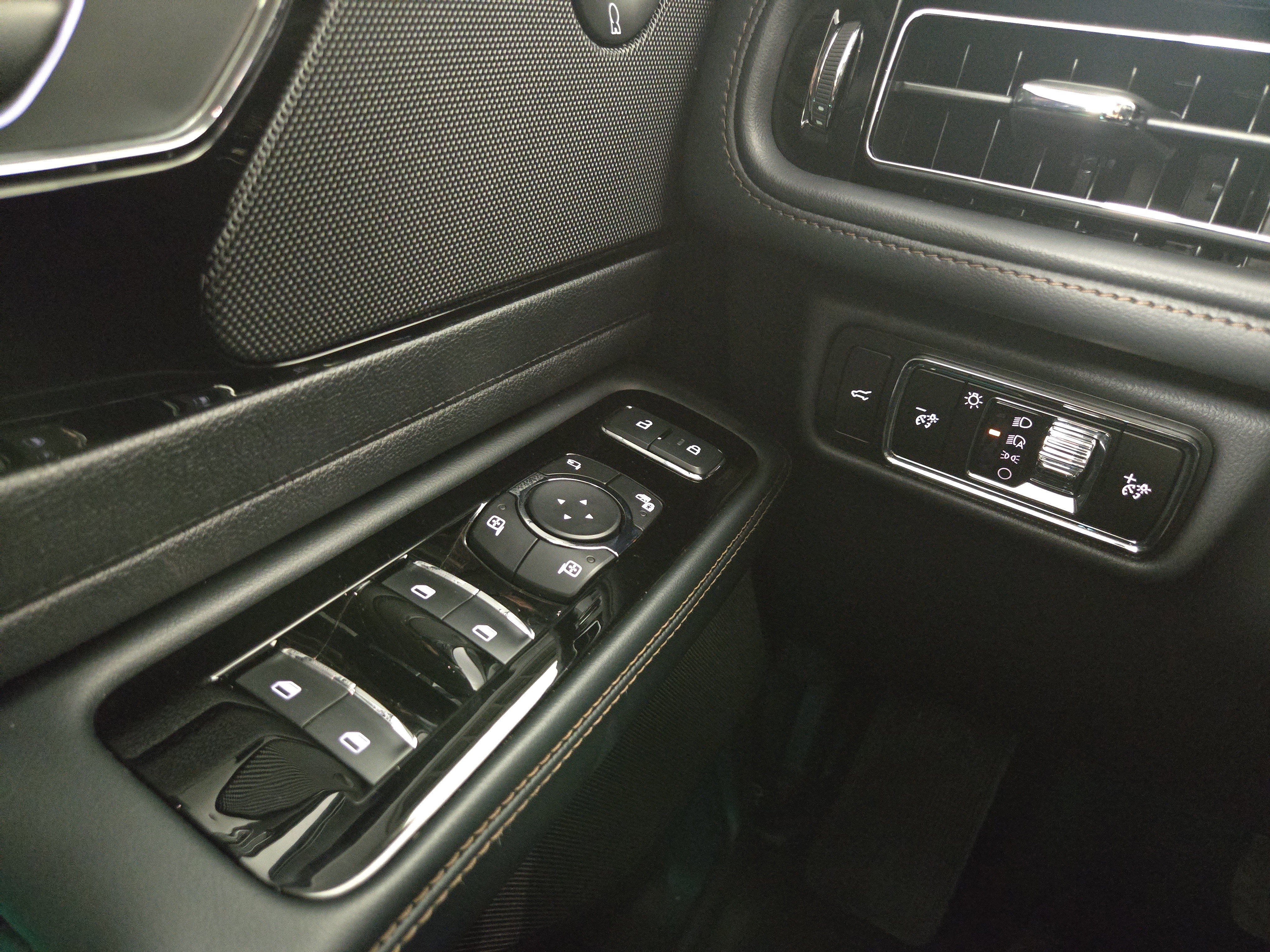 Used 2025 Lincoln Aviator Reserve w/ Jet Appearance Package AWD/4WD image 30