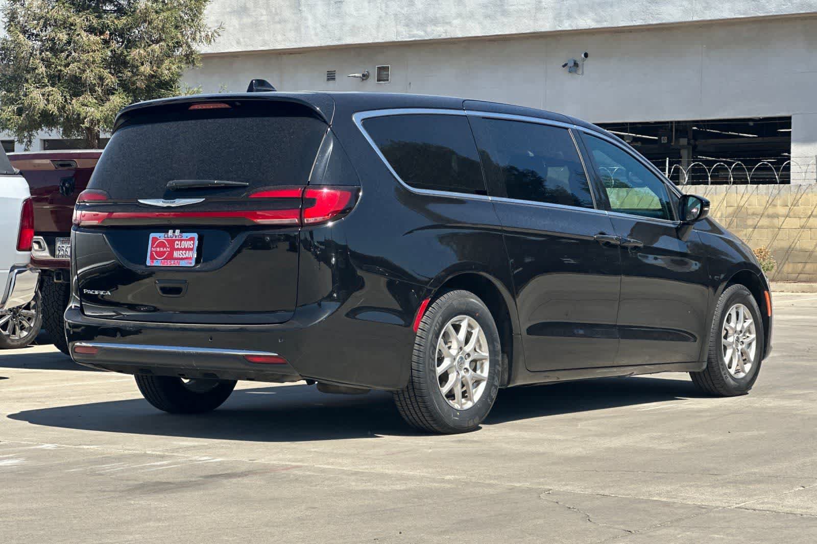 Used 2025 Chrysler Pacifica Select FWD image 3