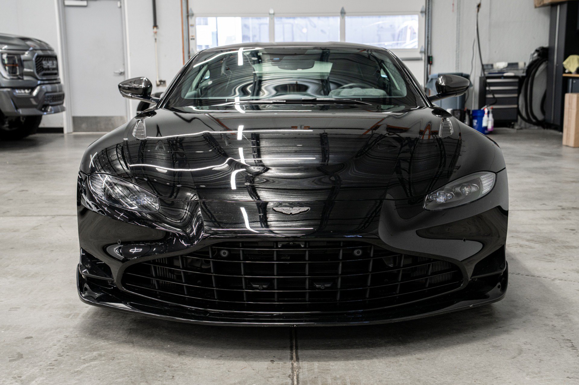 Used 2023 Aston Martin V8 Vantage Coupe RWD image 4