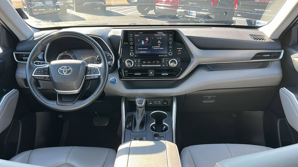 Used 2022 Toyota Highlander XLE AWD/4WD image 11