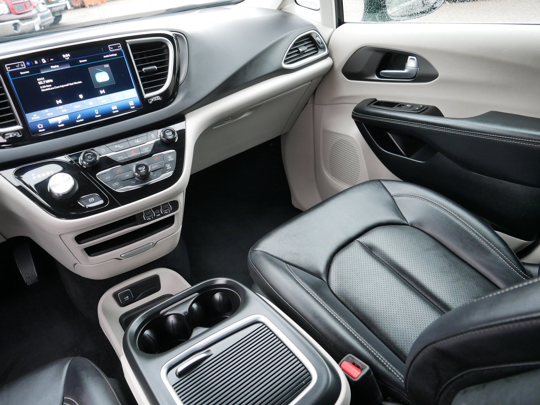 Certified 2024 Chrysler Pacifica Touring-L image 11