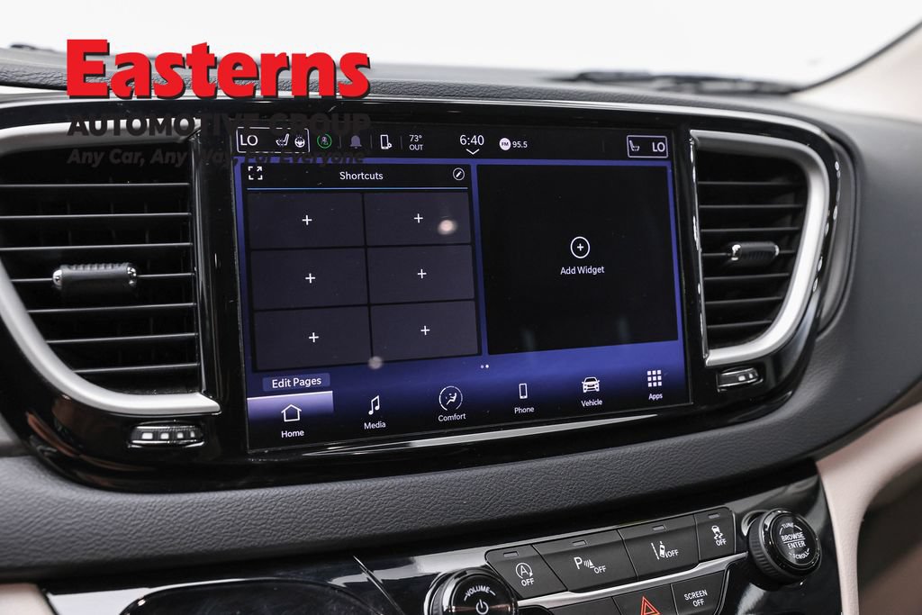 Used 2023 Chrysler Pacifica Touring-L FWD image 19