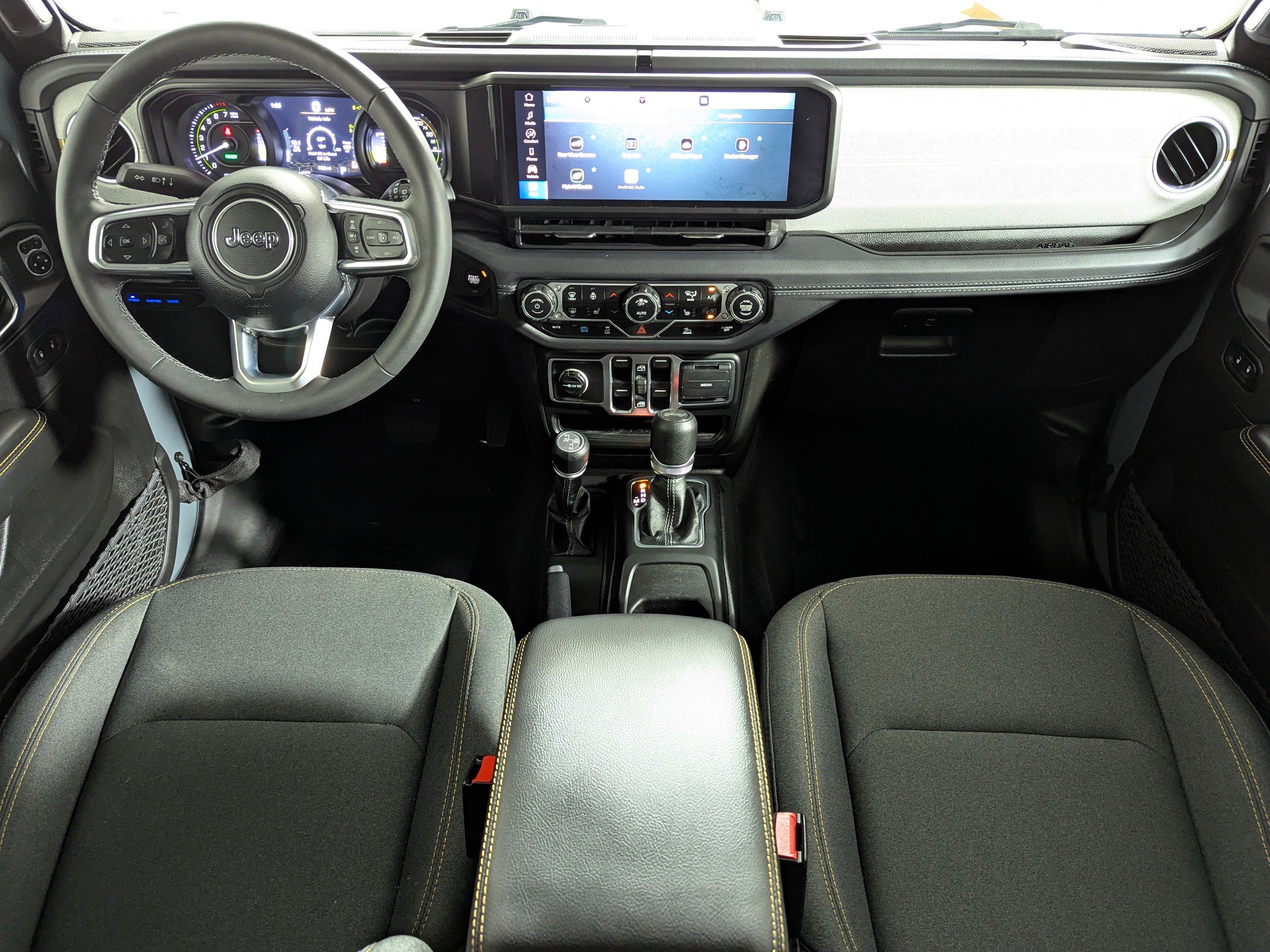 Used 2025 Jeep Wrangler Sahara AWD/4WD image 10