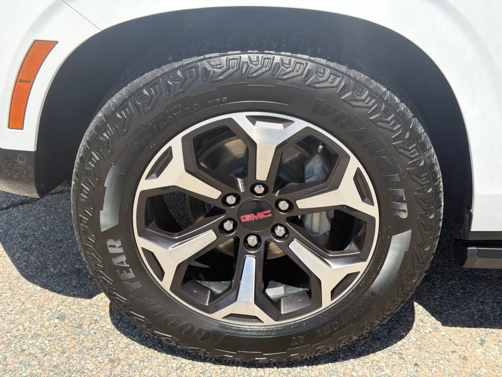 Certified 2025 GMC Yukon AT4 Ultimate w/ LPO, Floor Liner Package AWD/4WD image 12