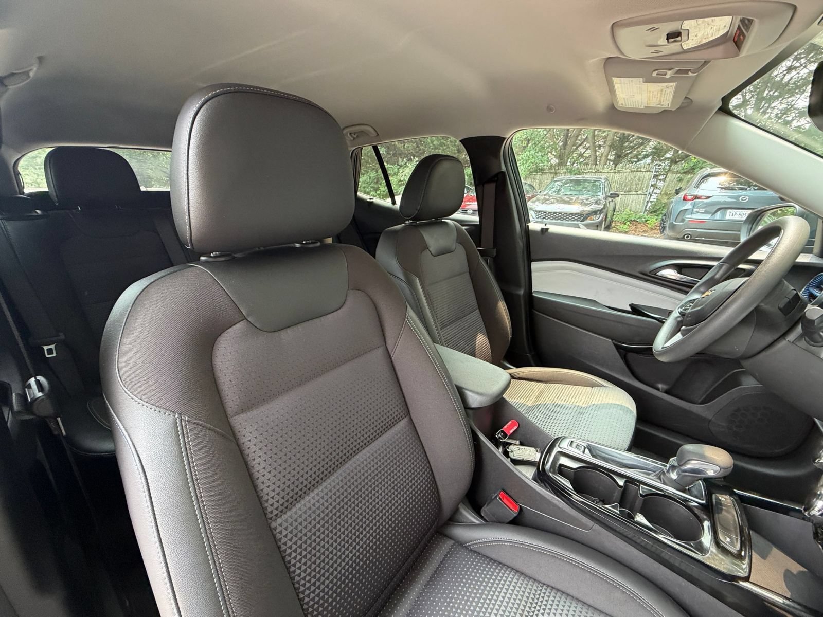 Used 2025 Chevrolet Trax LT FWD image 35