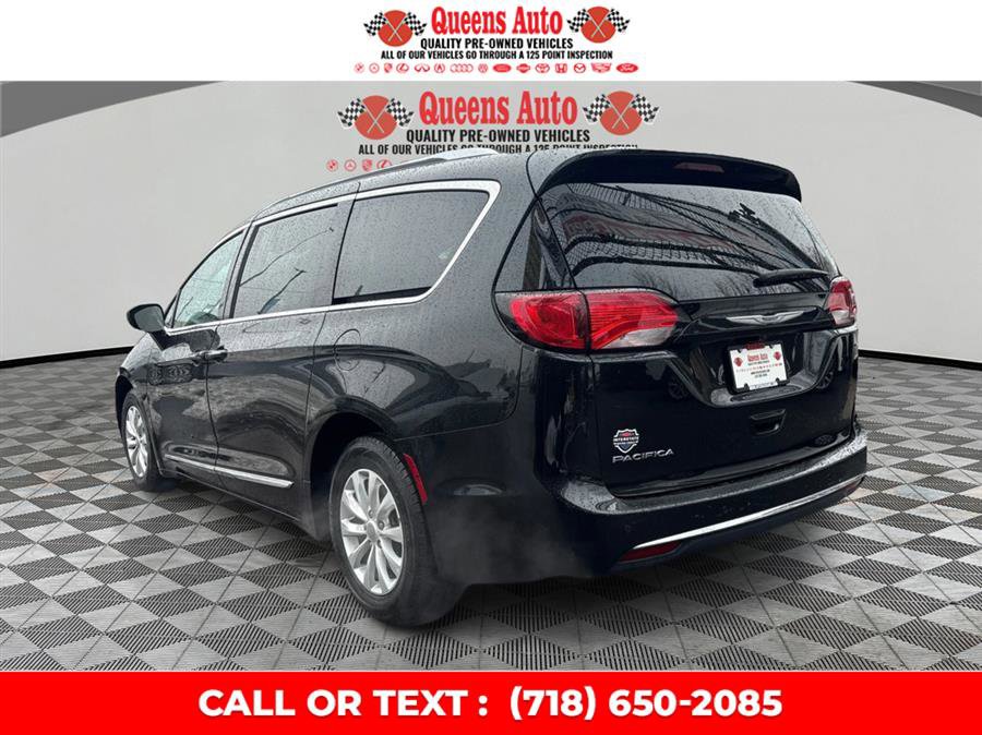 Used 2019 Chrysler Pacifica Touring-L image 4