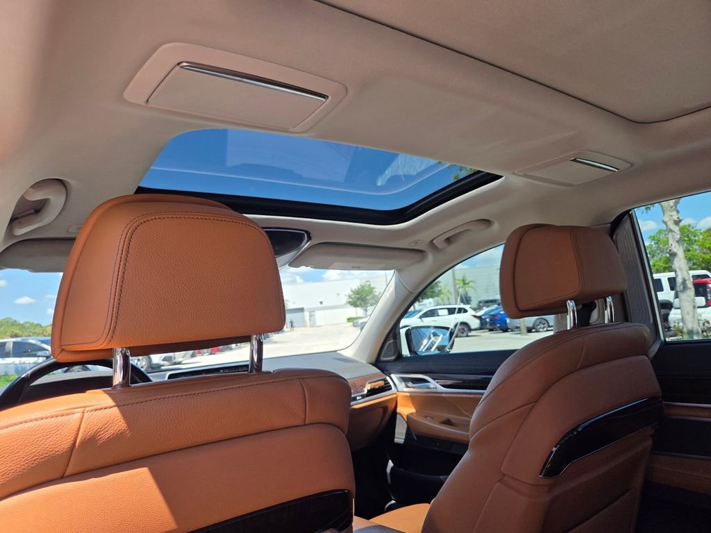 Used 2020 BMW 745e xDrive AWD/4WD image 21