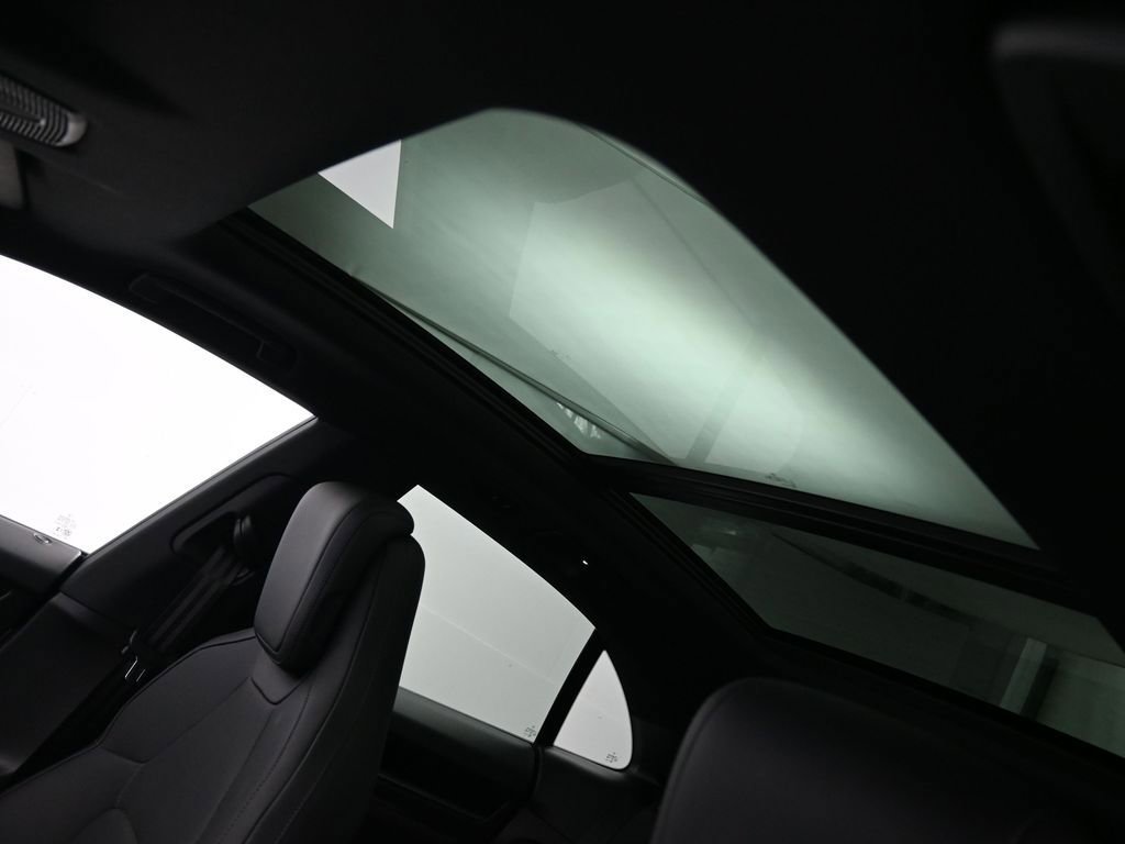 Certified 2025 Porsche Macan Electric image 8