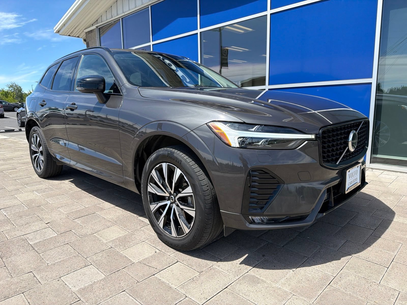 Used 2024 Volvo XC60 B5 Core w/ Protection Package Premier AWD/4WD image 2