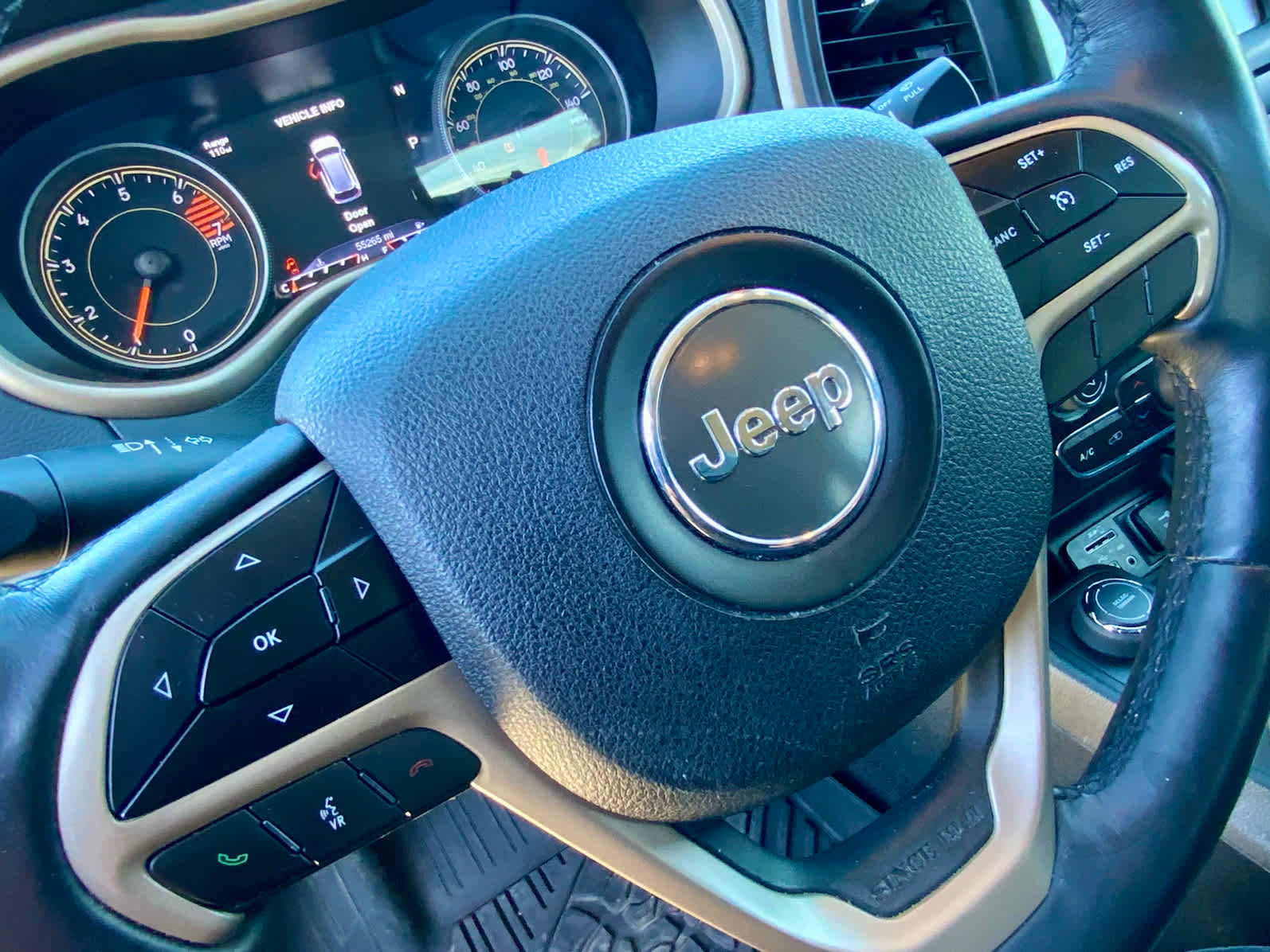 Used 2018 Jeep Cherokee Limited image 39