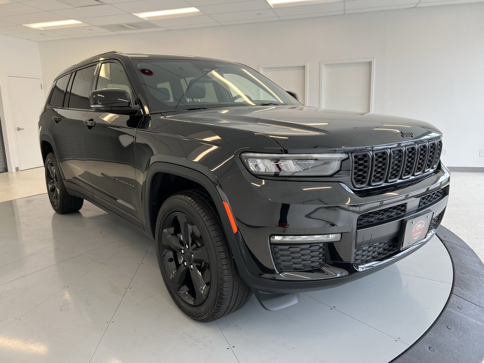Used 2024 Jeep Grand Cherokee L Limited w/ Black Appearance Package image 1