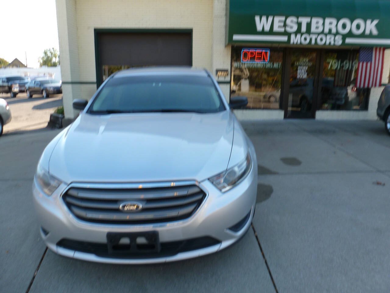 Used 2015 Ford Taurus SE FWD image 7