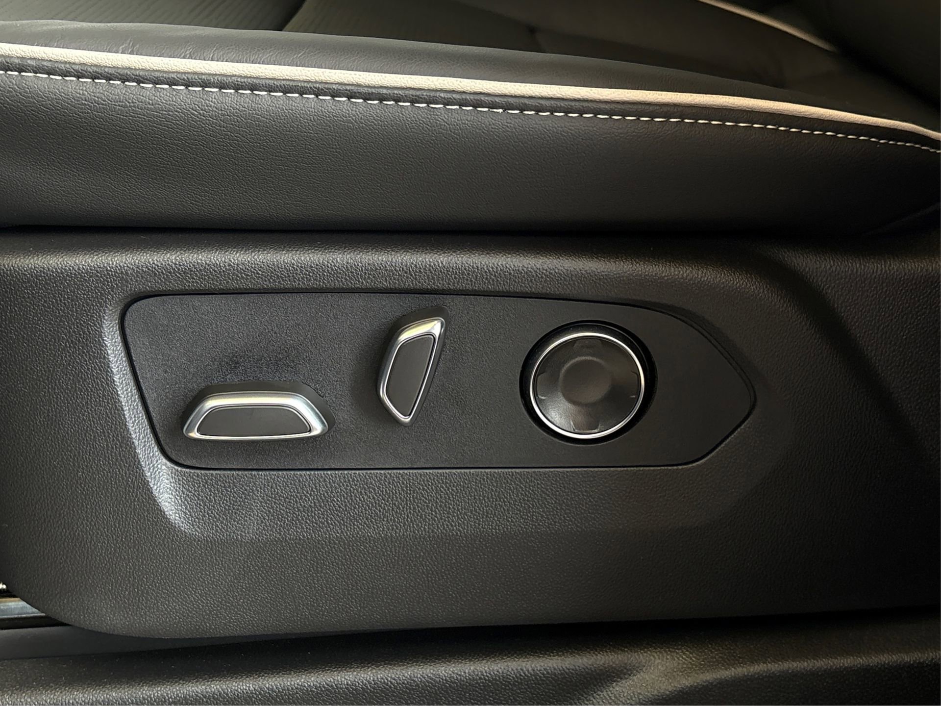 New 2026 Cadillac Escalade ESV Sport w/ LPO, ONYX Package image 32