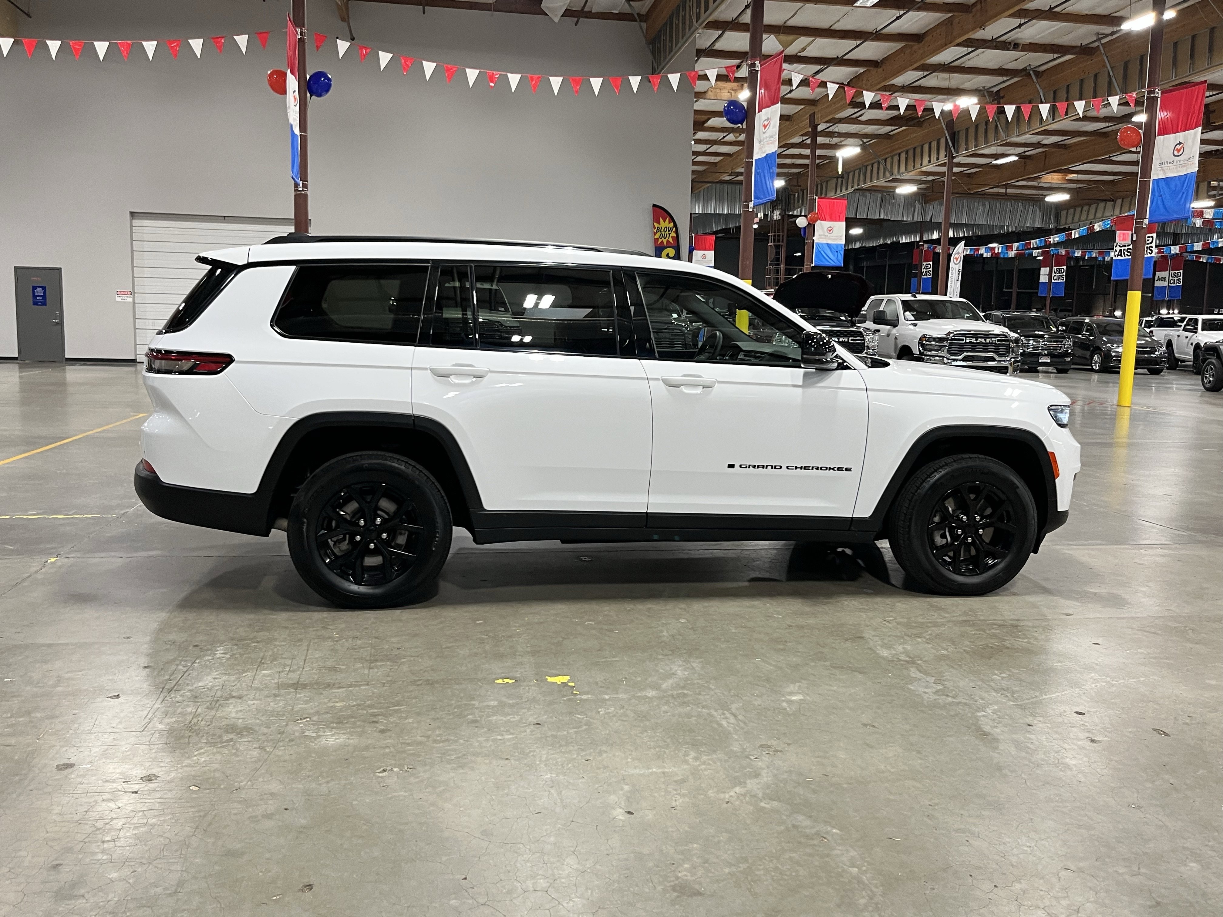 Used 2024 Jeep Grand Cherokee L Laredo image 6