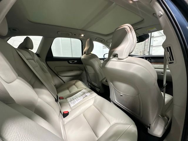 Used 2021 Volvo XC60 T6 Momentum image 16