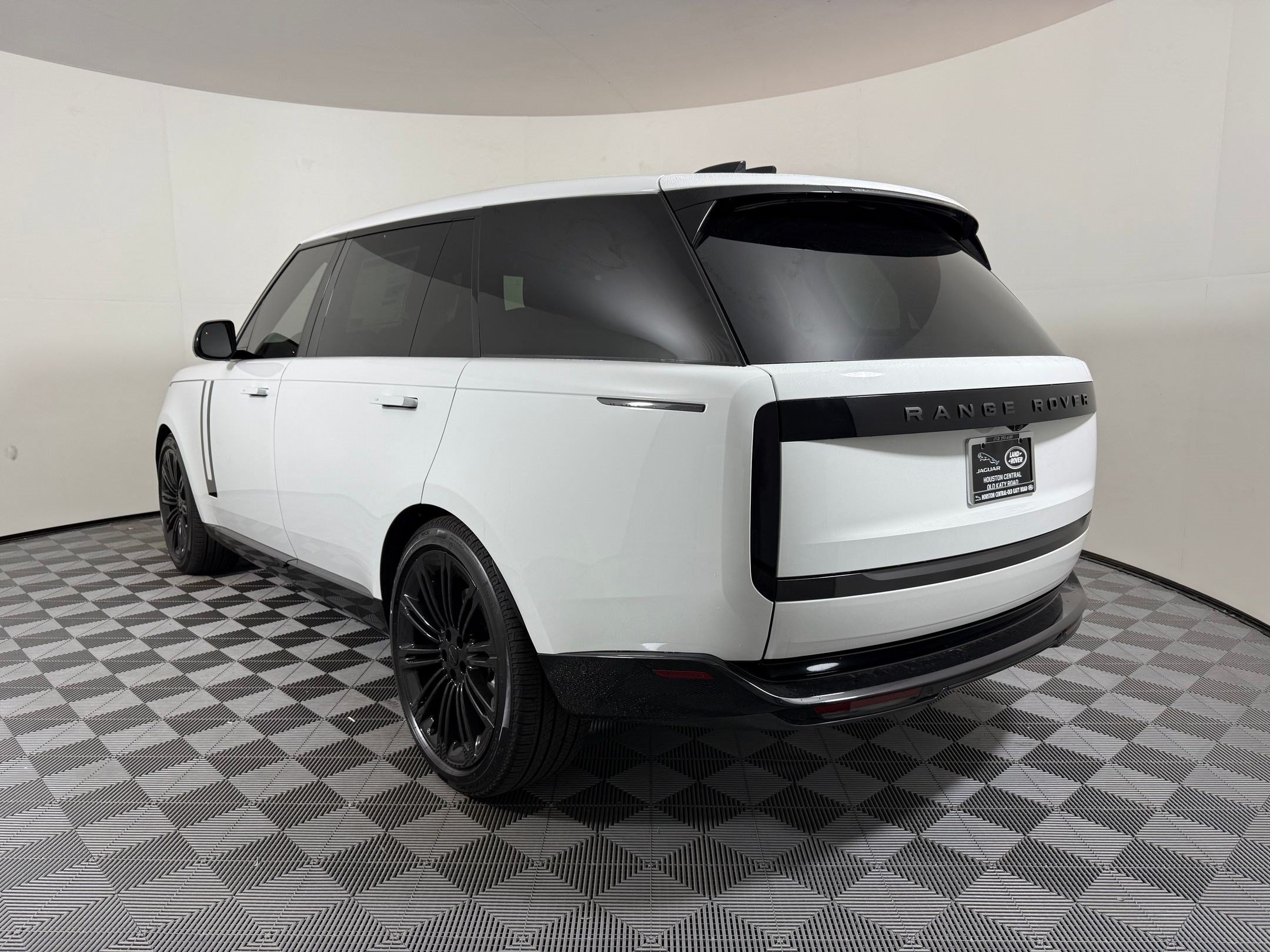 New 2026 Land Rover Range Rover Long Wheelbase SE AWD/4WD image 3