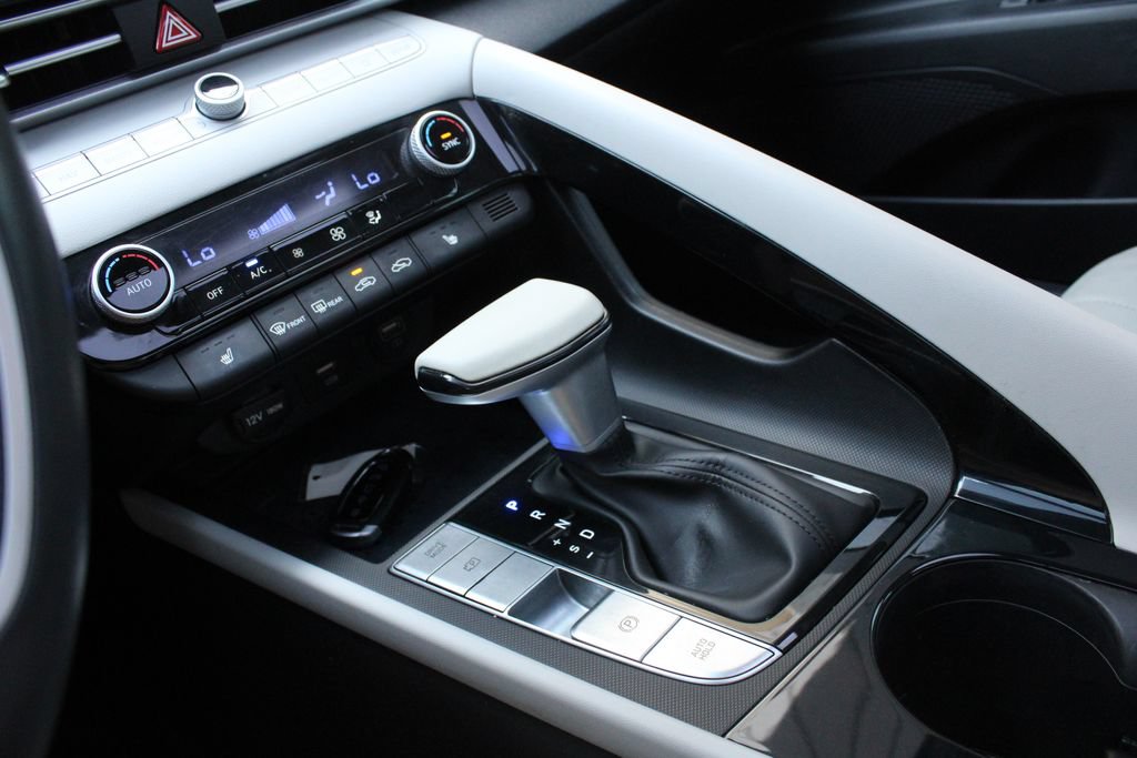 Used 2023 Hyundai Elantra Limited FWD image 17