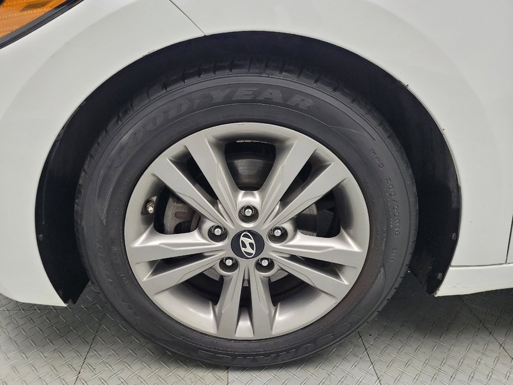 Used 2017 Hyundai Elantra SE image 31