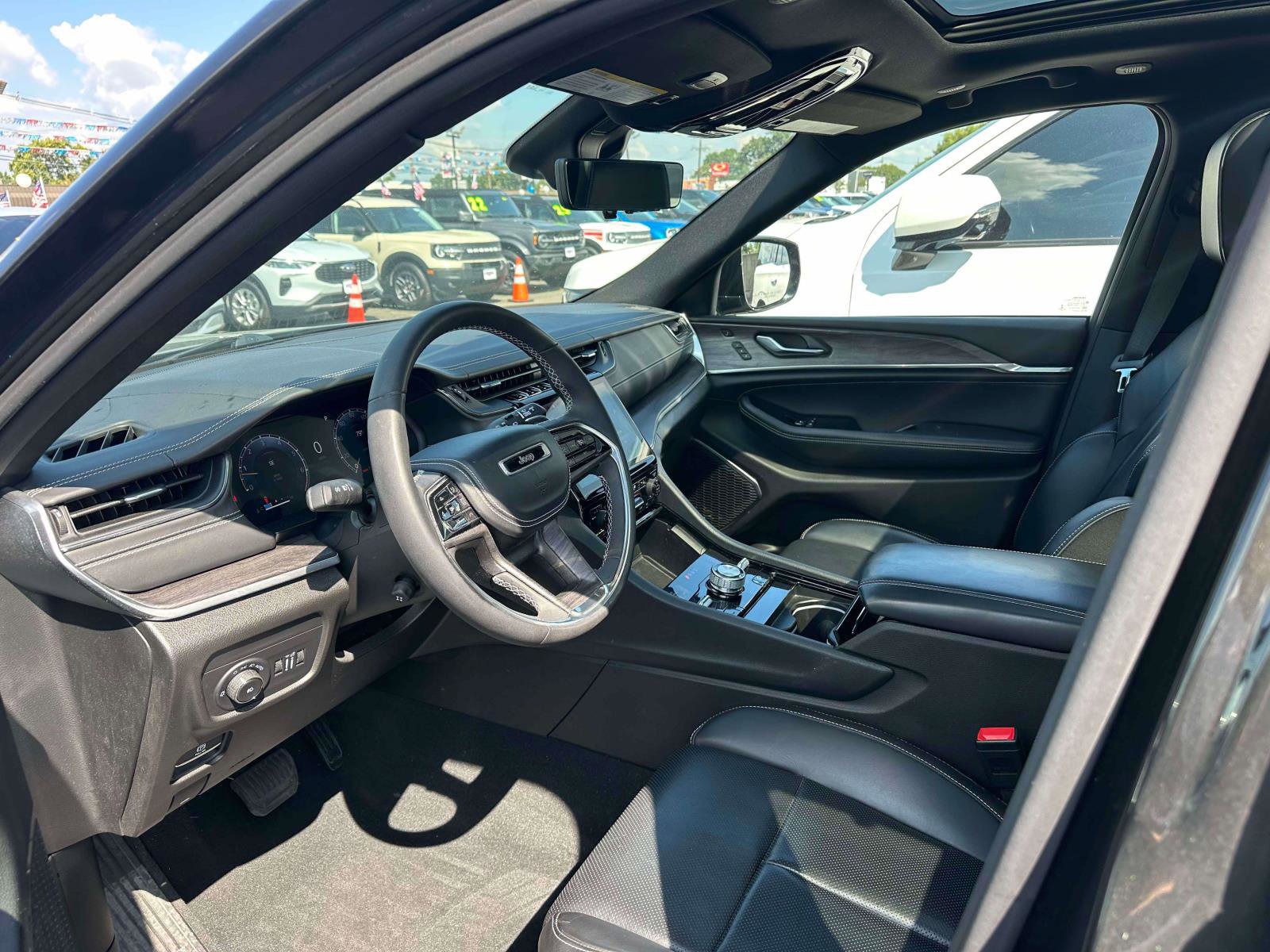 Used 2023 Jeep Grand Cherokee Overland w/ Luxury Tech Group IV image 14