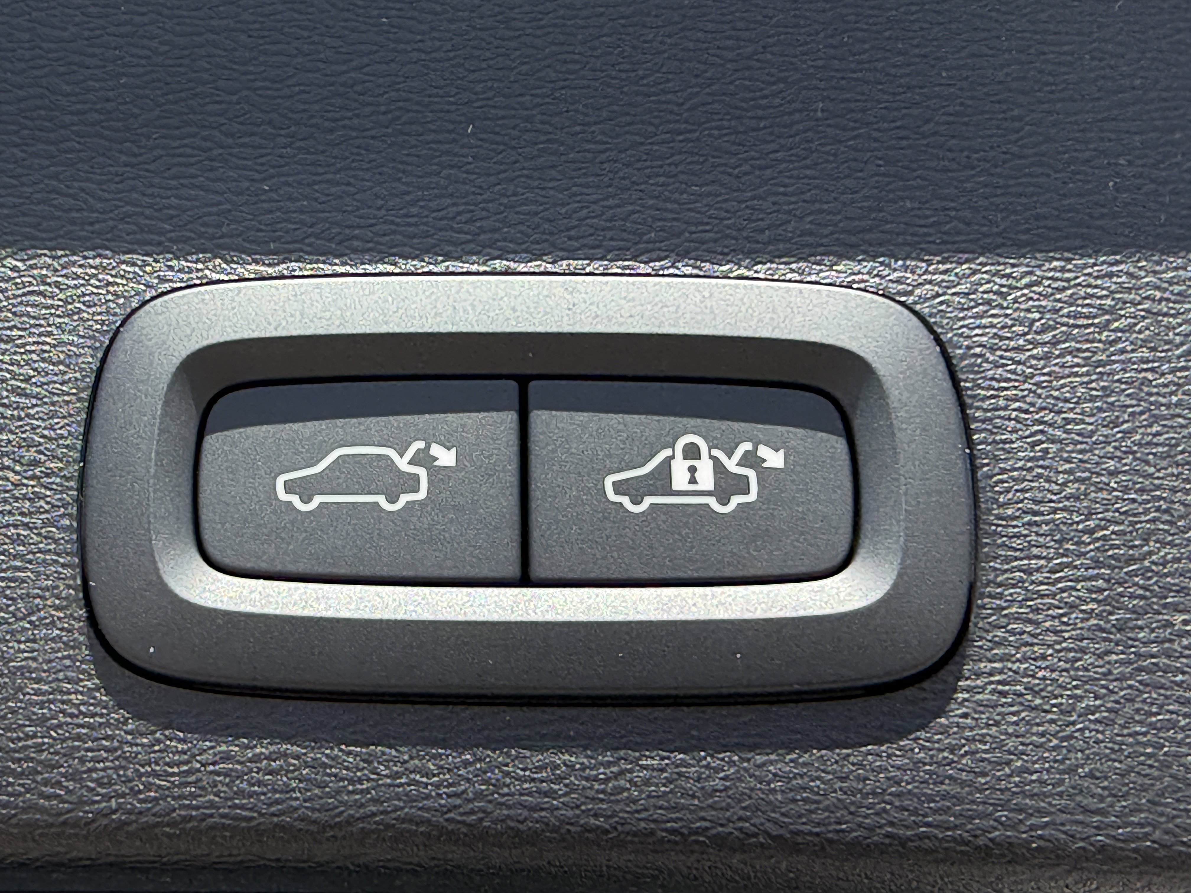 New 2026 Volvo XC40 B5 Ultra w/ Protection Package image 9