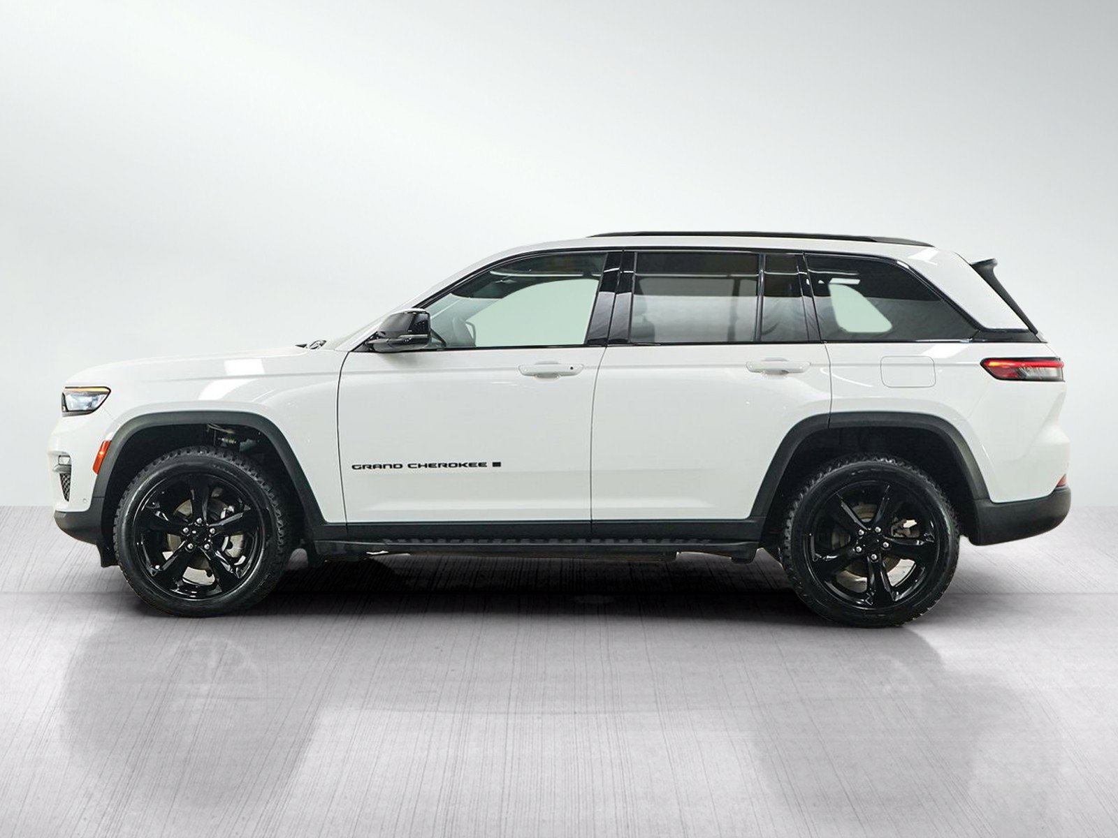 Used 2024 Jeep Grand Cherokee Limited w/ Luxury Tech Group II AWD/4WD image 2