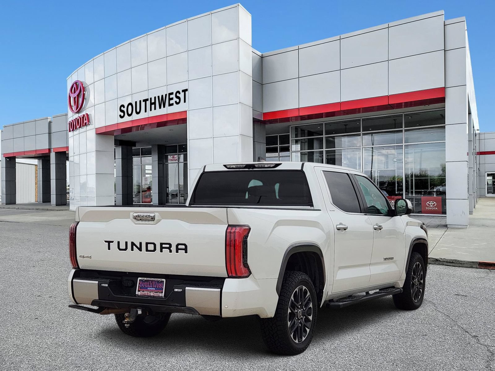 Used 2024 Toyota Tundra Limited AWD/4WD image 5