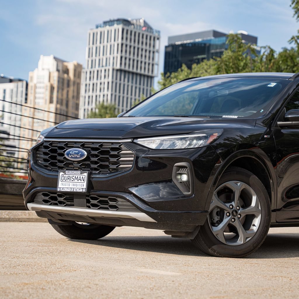 Used 2023 Ford Escape ST-Line Select AWD/4WD image 2