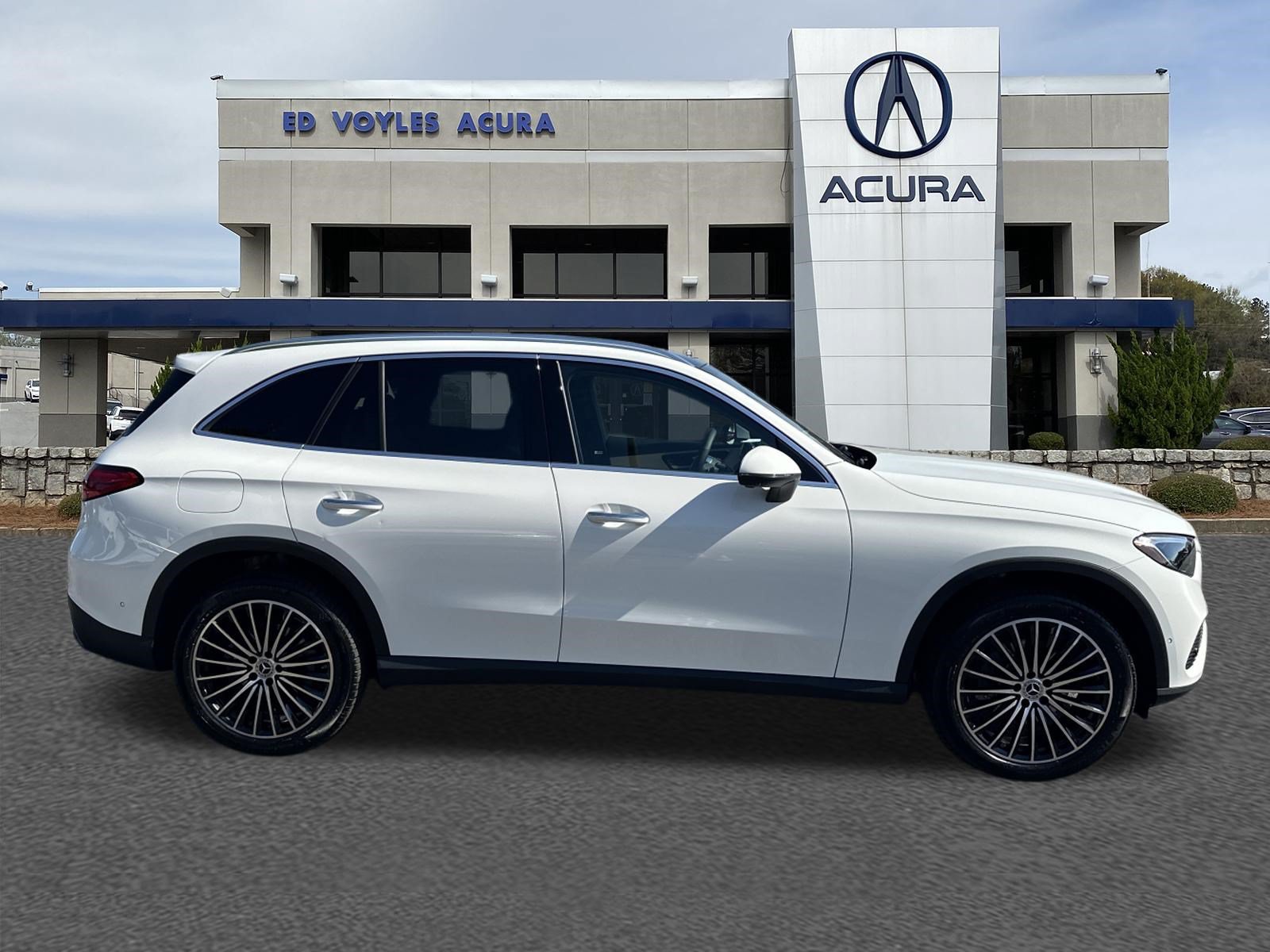 Used 2025 Mercedes-Benz GLC 300 image 4
