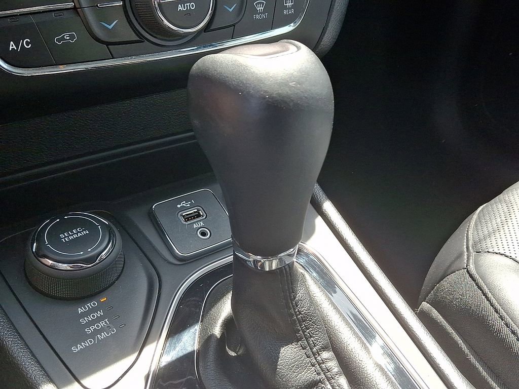 Used 2019 Jeep Cherokee Limited AWD/4WD image 15