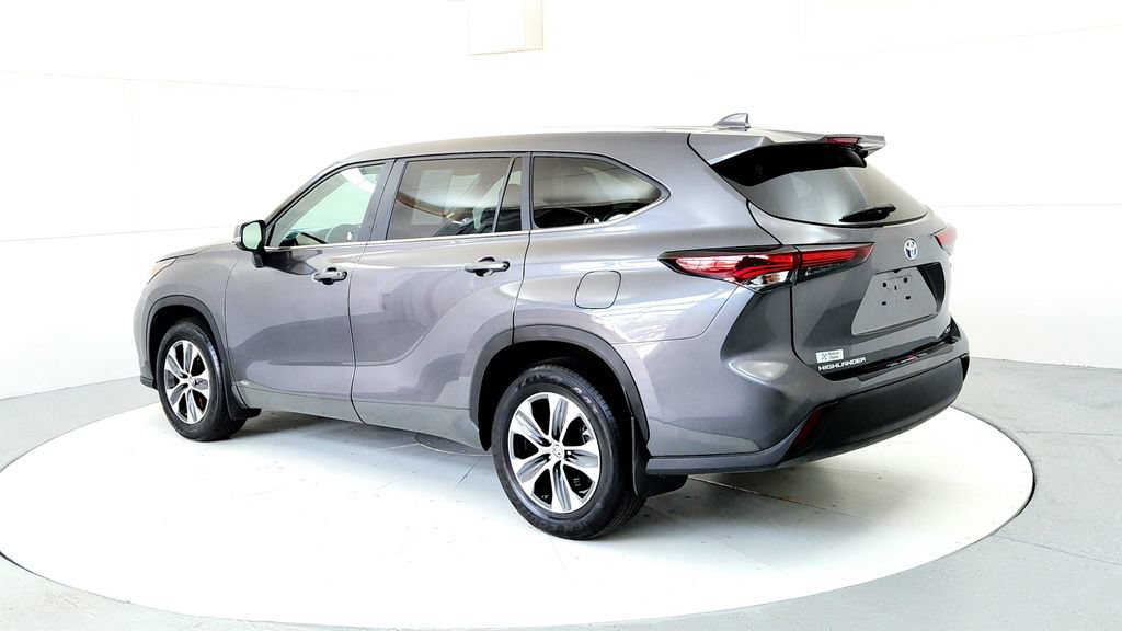 Used 2024 Toyota Highlander XLE AWD/4WD image 4