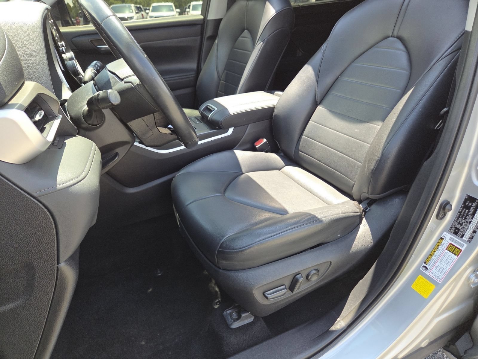 Used 2021 Toyota Highlander XLE FWD image 28