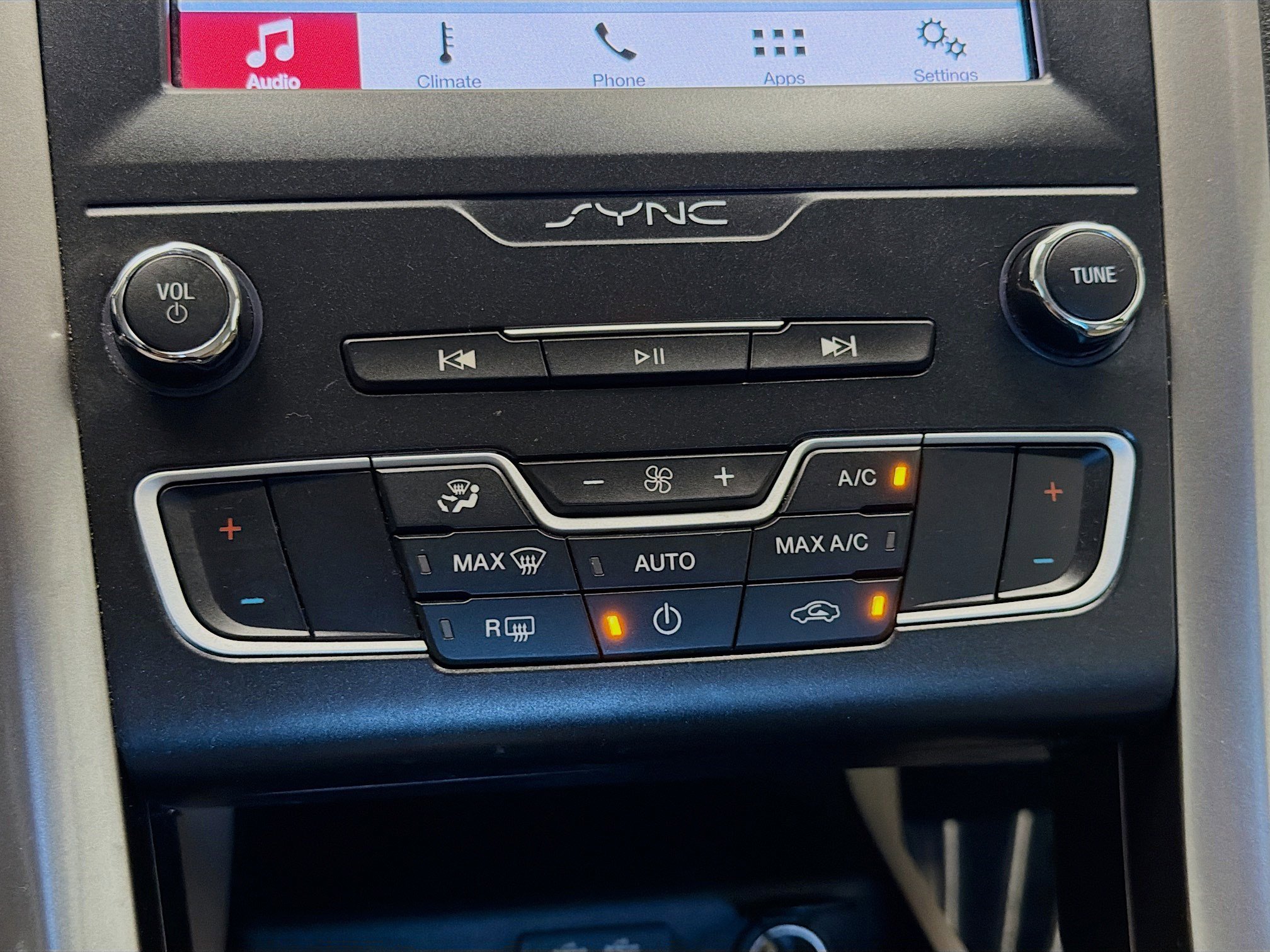 Used 2019 Ford Fusion SE image 10
