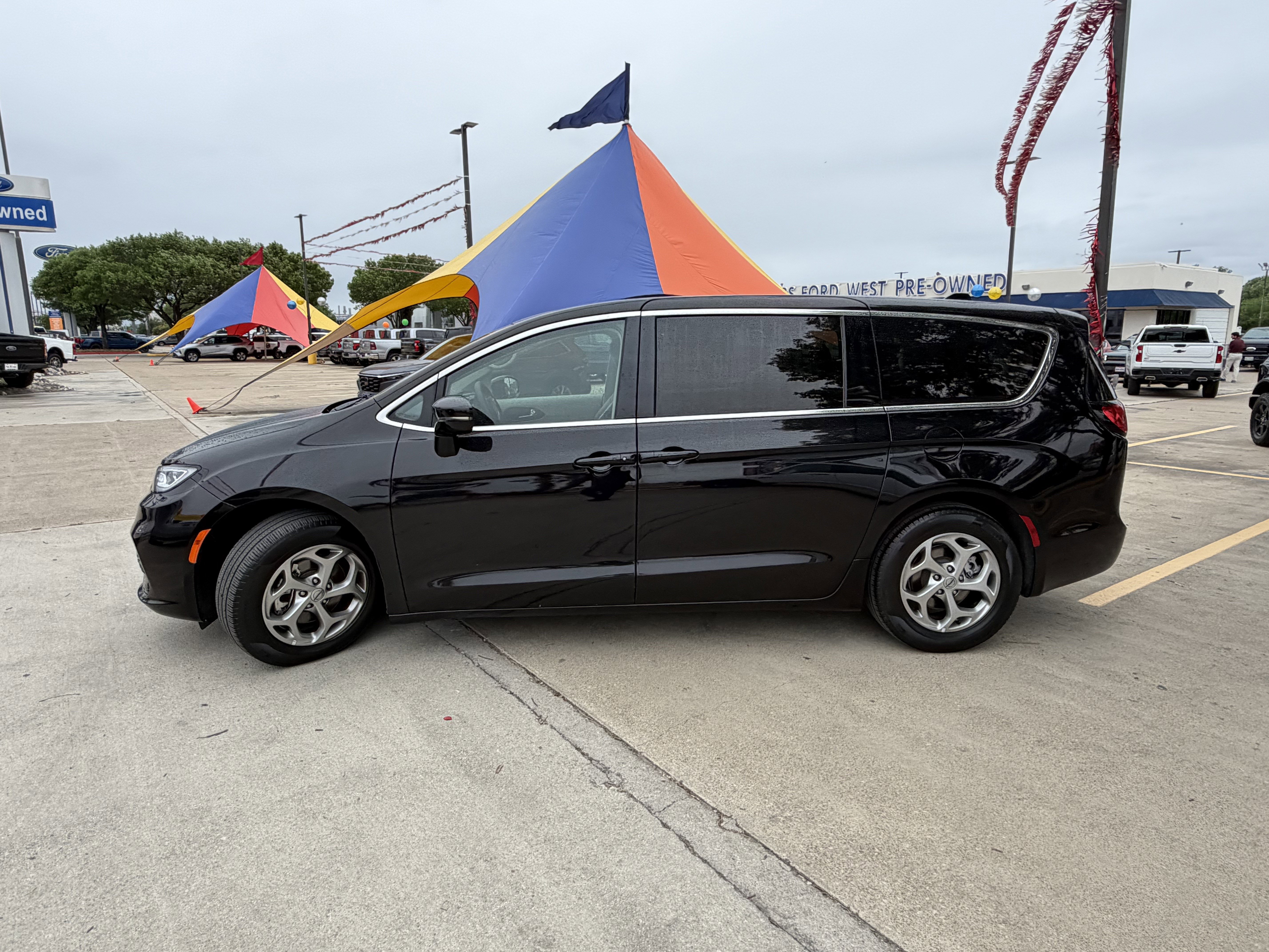 Used 2024 Chrysler Pacifica Limited FWD image 12