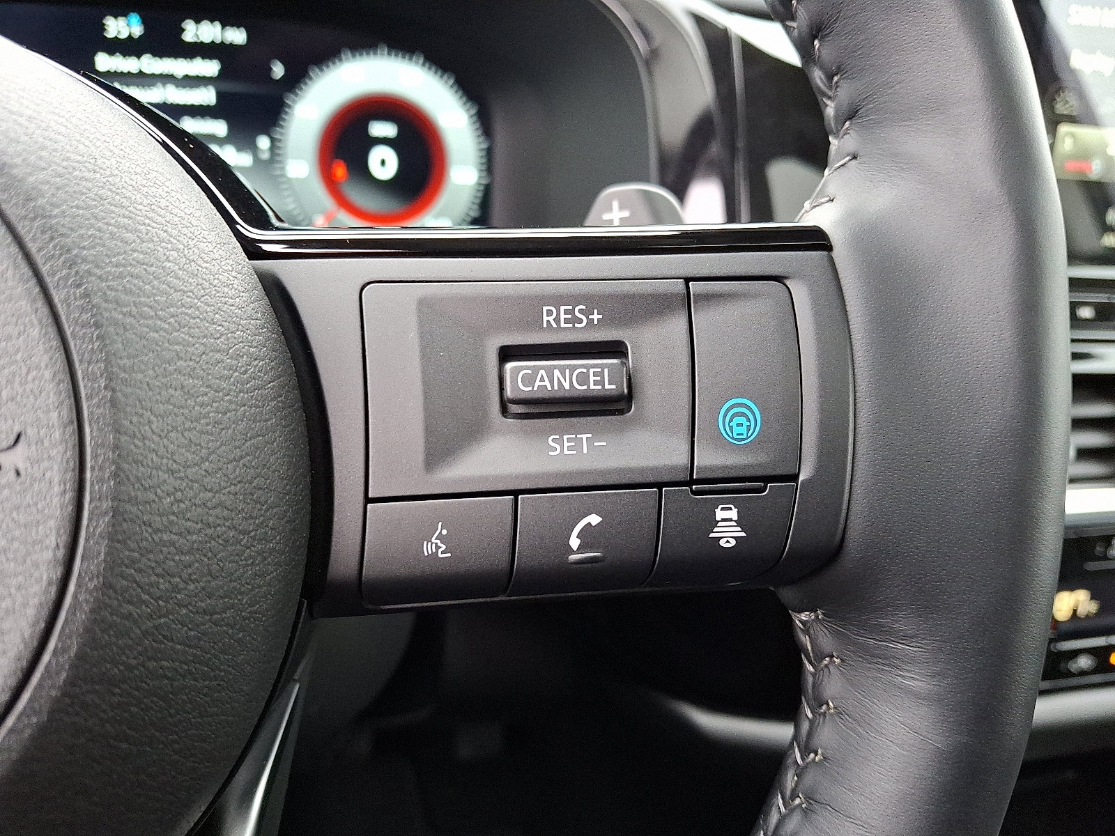 Used 2024 Nissan Pathfinder Platinum image 23