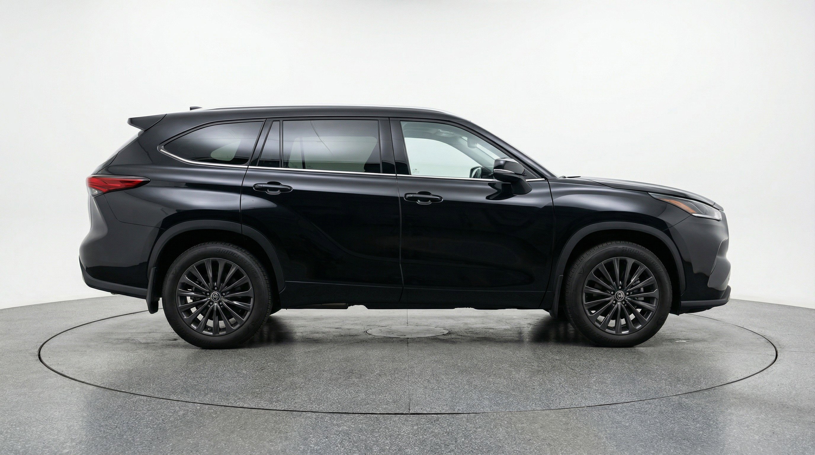 Used 2025 Toyota Highlander XSE AWD/4WD image 11