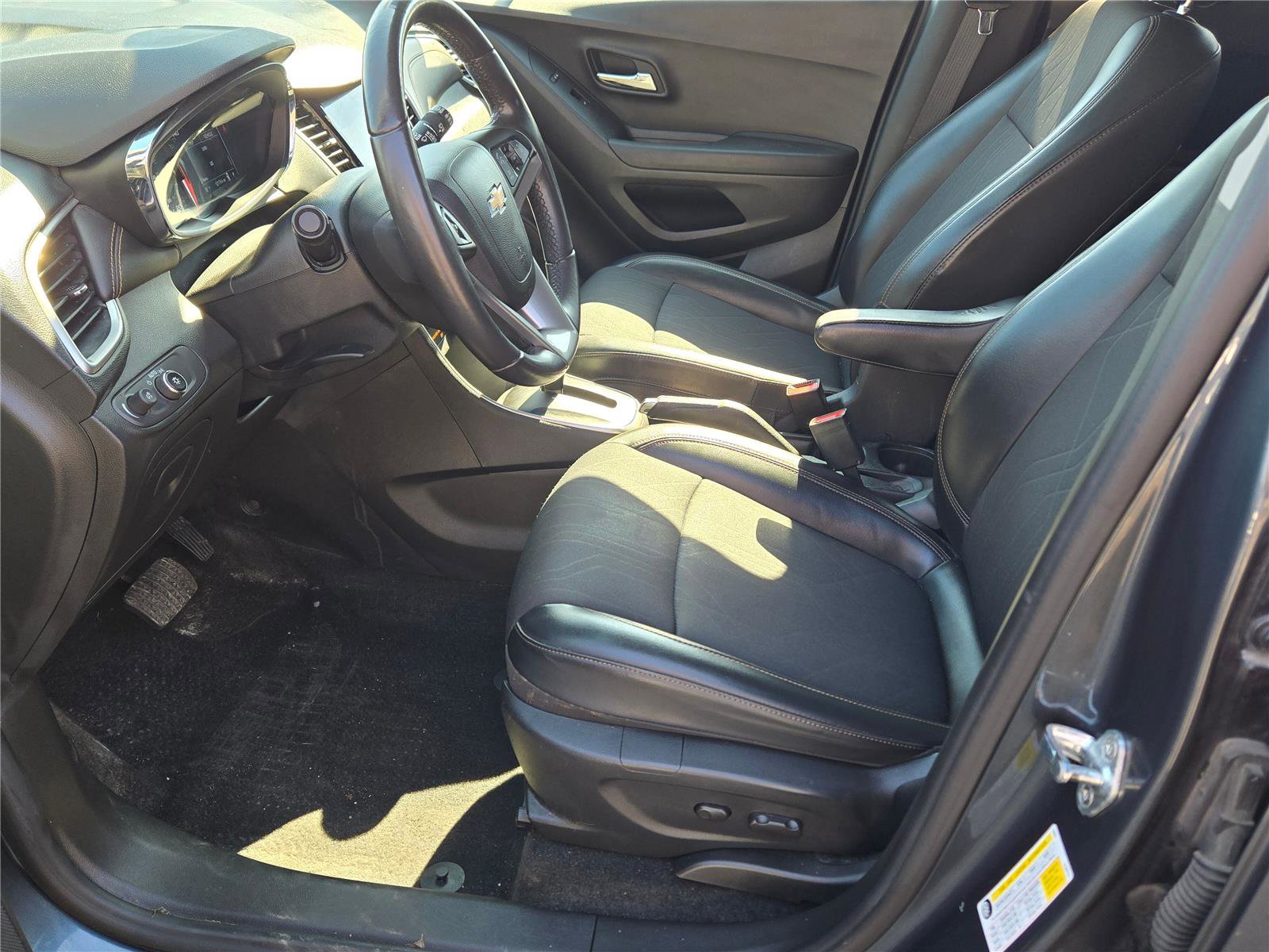 Used 2021 Chevrolet Trax LT w/ Driver Confidence Package AWD/4WD image 16