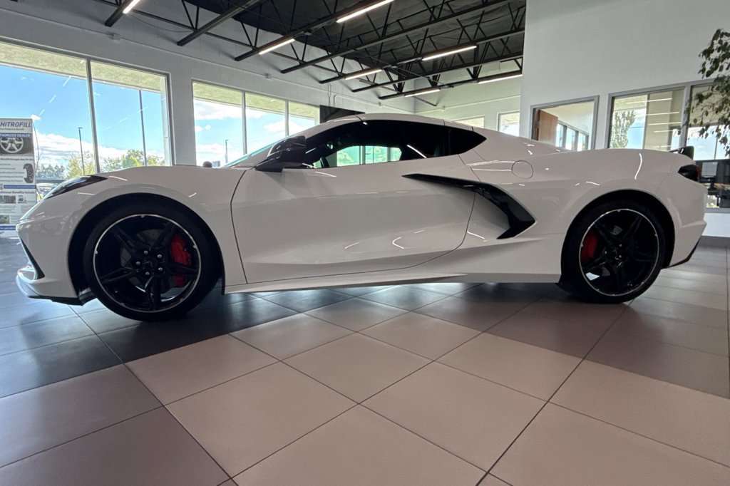 Used 2021 Chevrolet Corvette Stingray Coupe w/ Z51 Performance Package RWD image 9