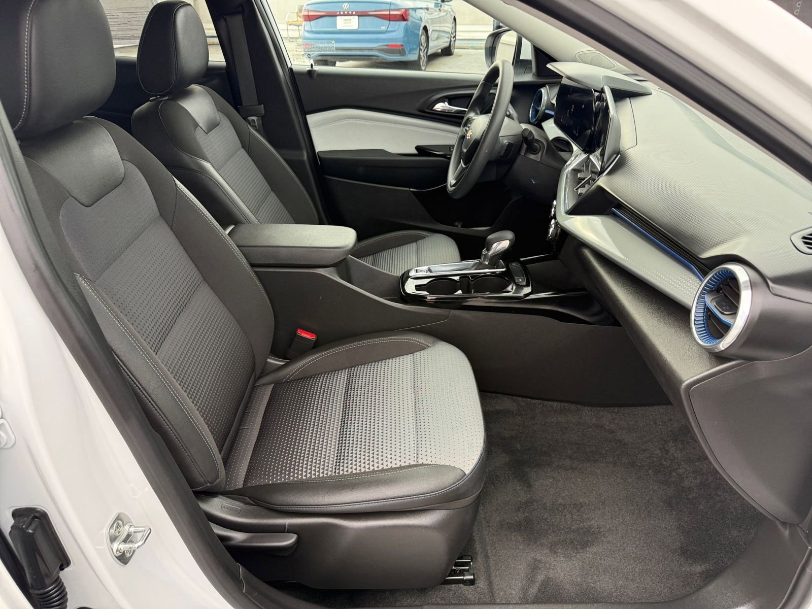 Used 2025 Chevrolet Trax LT image 34