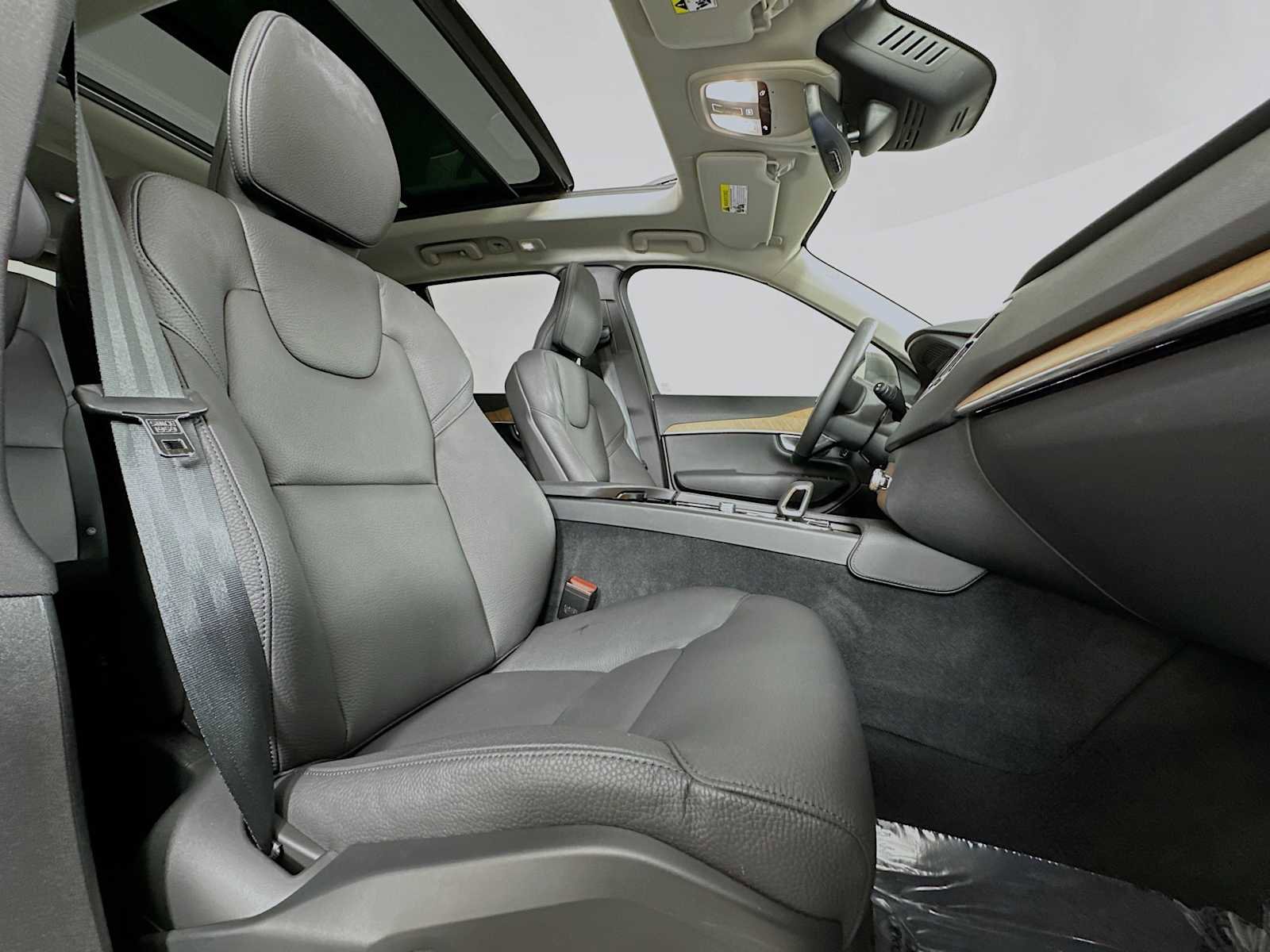 Certified 2025 Volvo XC90 T8 Plus w/ Protection Package Premier image 28