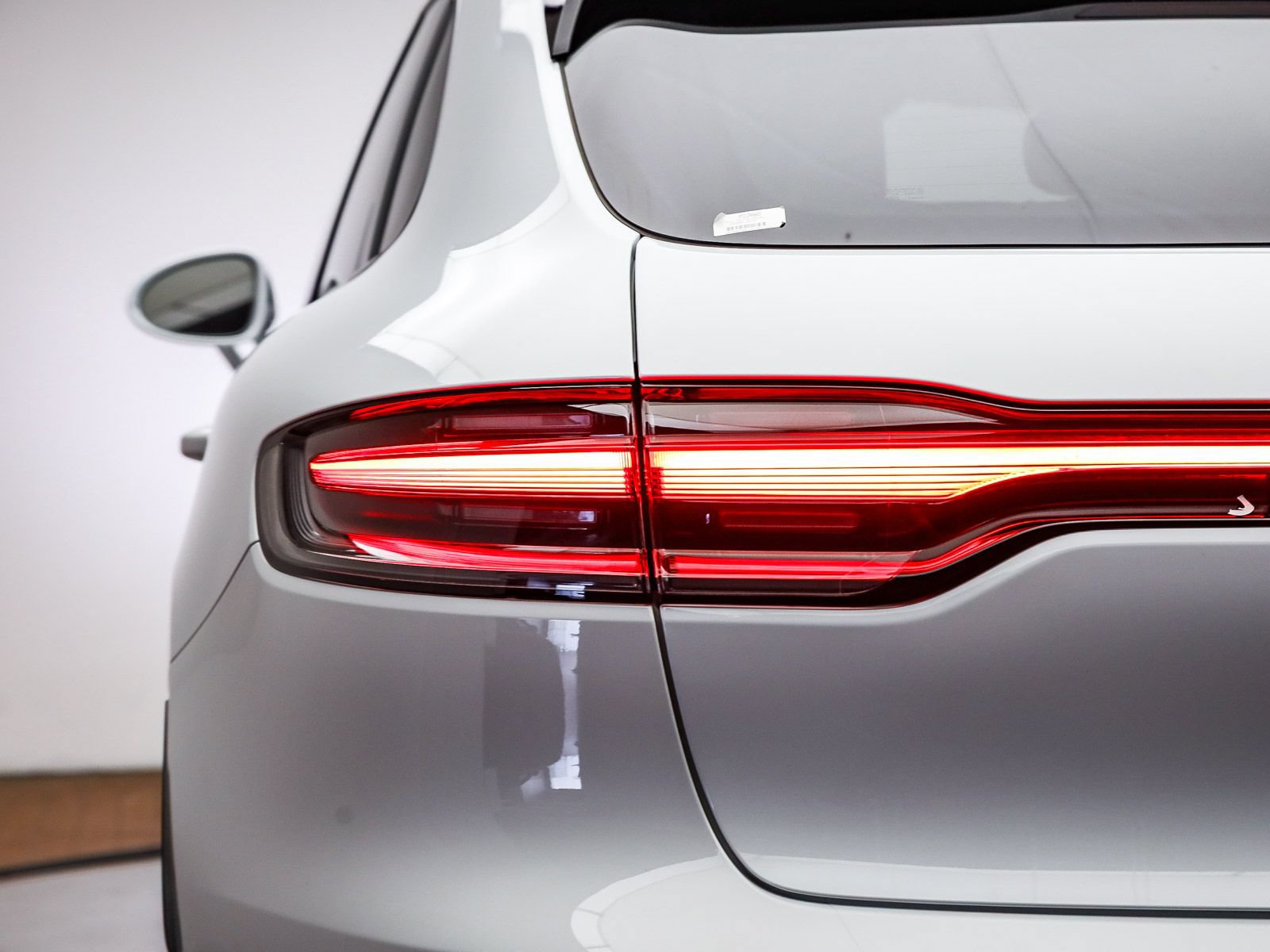Certified 2026 Porsche Macan AWD/4WD image 8