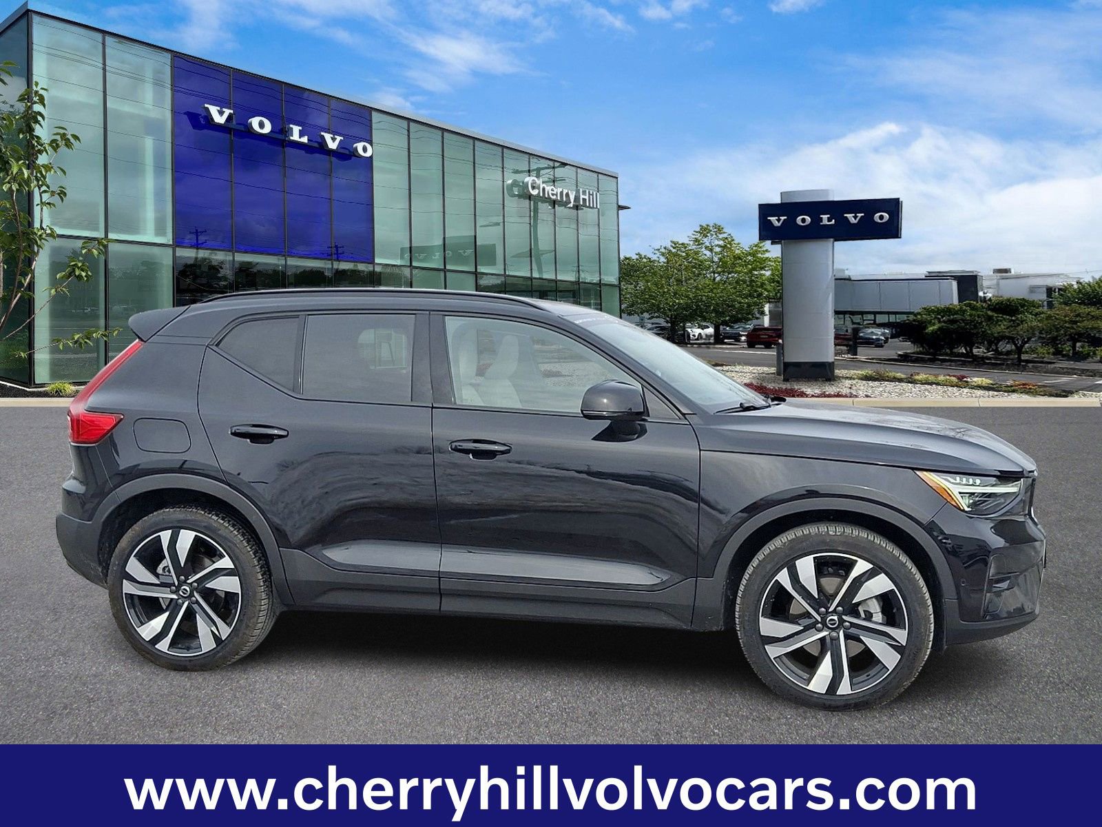 Certified 2025 Volvo XC40 B5 Ultra w/ Climate Package image 8