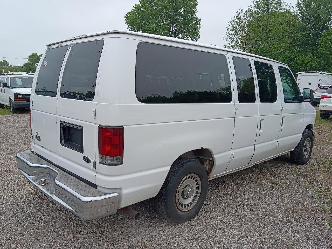 Used 2003 Ford E-150 and Econoline 150 Wagon RWD image 5