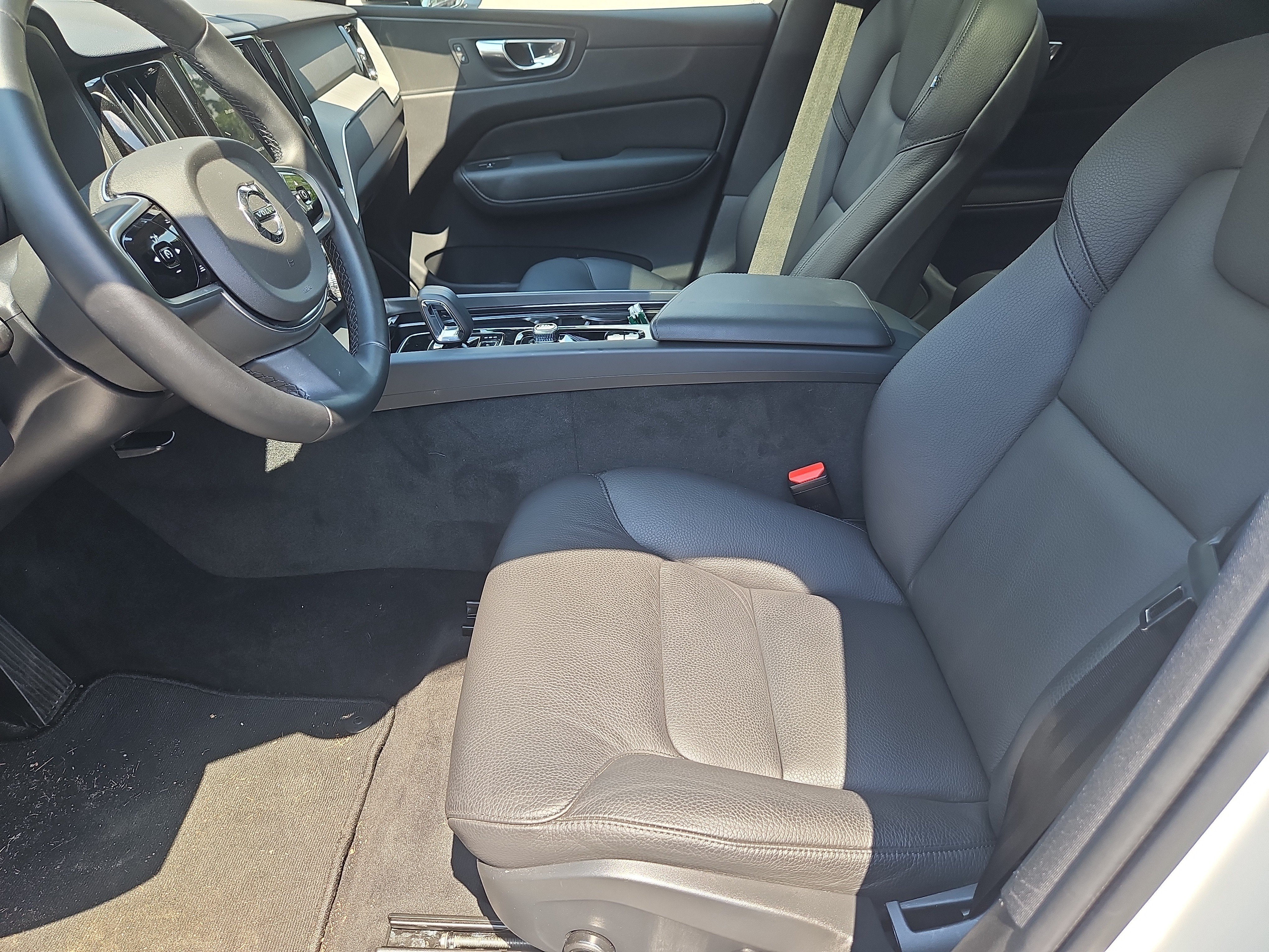 Used 2025 Volvo XC60 B5 Plus AWD/4WD image 29